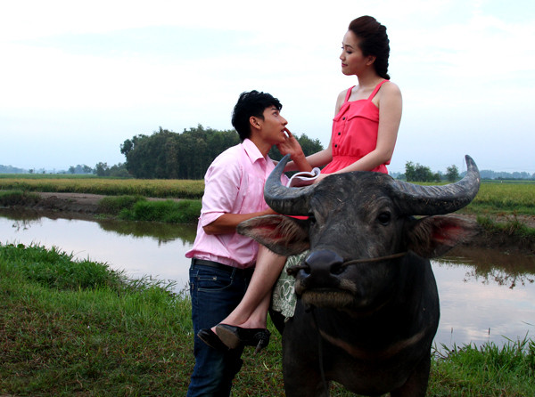 Bảo Thy được trải nghiệm cảm giác ngồi trên lưng trâu, diễn xuất giữa ruộng đồng cùng 'chàng gia sư' điển trai. Đóng vai cô nữ sinh tính tình đỏng đảnh, hay phá phách và thích gây sự với mọi người nhưng khi phải quay cảnh cưỡi trâu, 'công chúa bong bóng' rất hồi hộp, lo sợ. Với sự giúp đỡ của Isaac, cuối cùng Bảo Thy đã hoàn thành phân đoạn này một cách trọn vẹn. Bảo Thy được trải nghiệm cảm giác ngồi trên lưng trâu, diễn xuất giữa ruộng đồng cùng 'chàng gia sư' điển trai. Đóng vai cô nữ sinh tính tình đỏng đảnh, hay phá phách và thích gây sự với mọi người nhưng khi phải quay cảnh cưỡi trâu, 'công chúa bong bóng' rất hồi hộp, lo sợ. Với sự giúp đỡ của Isaac, cuối cùng Bảo Thy đã hoàn thành phân đoạn này một cách trọn vẹn.