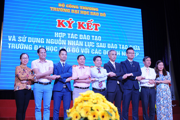 Lễ ký kết thoả thuận hợp tác giữa Trường Đại học Sao Đỏ với các doanh nghiệp. Lễ ký kết thoả thuận hợp tác giữa Trường Đại học Sao Đỏ với các doanh nghiệp.