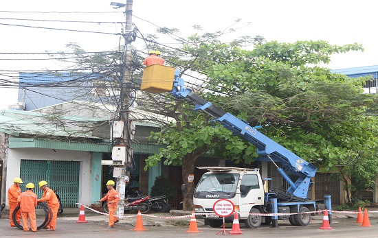 Nhân viên điện lực kiểm tra, bảo dưỡng, sửa chữa lưới điện. Ảnh: EVNNPC. Nhân viên điện lực kiểm tra, bảo dưỡng, sửa chữa lưới điện. Ảnh: EVNNPC.
