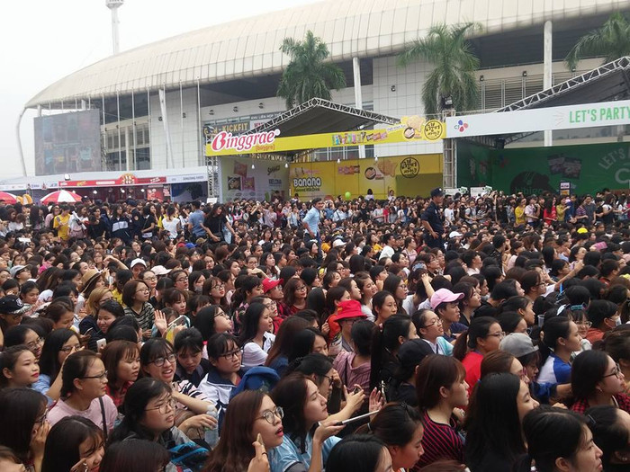 Giới trẻ Hà Nội chen chúc để được gặp mặt thần tượng tại Sân vận động Quốc gia. (Ảnh: Kim Nhung)