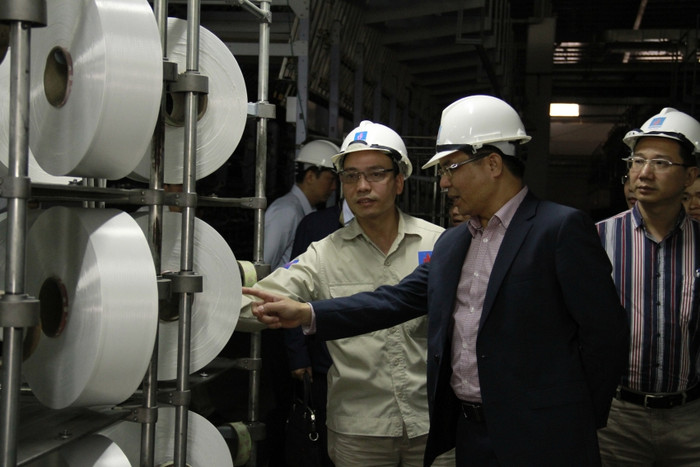 Phó Tổng giám đốc PVN Lê Mạnh Hùng kiểm tra tiến độ vận hành lại Nhà máy Xơ sợi Đình Vũ. Phó Tổng giám đốc PVN Lê Mạnh Hùng kiểm tra tiến độ vận hành lại Nhà máy Xơ sợi Đình Vũ.