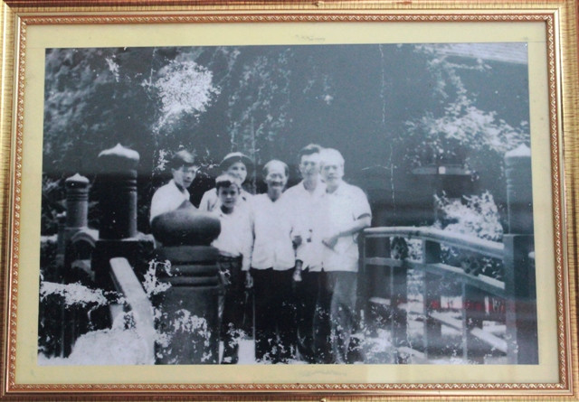 Bức ảnh bà Cúc và anh Lợi chụp chung cùng đồng chí Vũ Kỳ. (Ảnh: Thủy Phan) Bức ảnh bà Cúc và anh Lợi chụp chung cùng đồng chí Vũ Kỳ. (Ảnh: Thủy Phan)