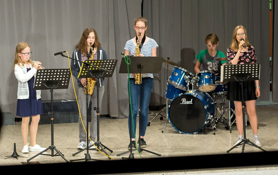 Tiết mục đơn ca của nữ sinh lớp 6, Gymnasium công lập Tiết mục đơn ca của nữ sinh lớp 6, Gymnasium công lập