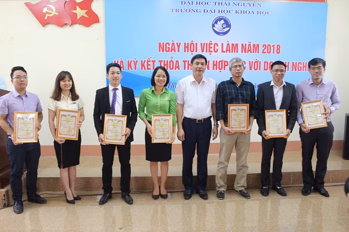 Phó giáo sư Nguyễn Văn Đăng – Phó Hiệu trưởng trao giấy chứng nhận tham dự Ngày hội việc làm năm 2018 cho các doanh nghiệp tham dự