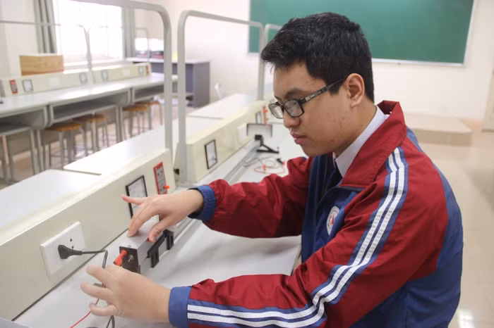 Kỳ Nam đang điều chỉnh thiết bị trong phòng thực hành Vật lý