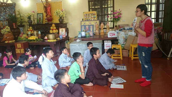 Cô trò chuyên tâm học tiếng Anh tại chùa Hòa Phúc. (Ảnh: Mai Ly) Cô trò chuyên tâm học tiếng Anh tại chùa Hòa Phúc. (Ảnh: Mai Ly)