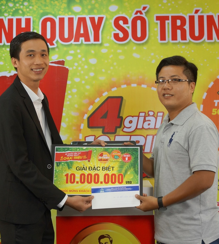 Chỉ với một tin nhắn anh Sơn (phải) đã nhận luôn 10 triệu đồng Chỉ với một tin nhắn anh Sơn (phải) đã nhận luôn 10 triệu đồng