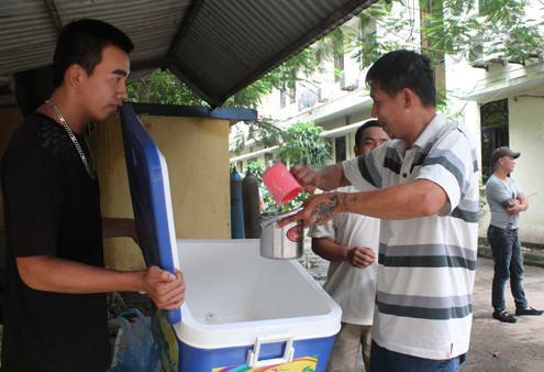 Anh Tuấn múc cháo cho các bệnh nhân tại Bệnh viện K. Ảnh: VnExpress Anh Tuấn múc cháo cho các bệnh nhân tại Bệnh viện K. Ảnh: VnExpress