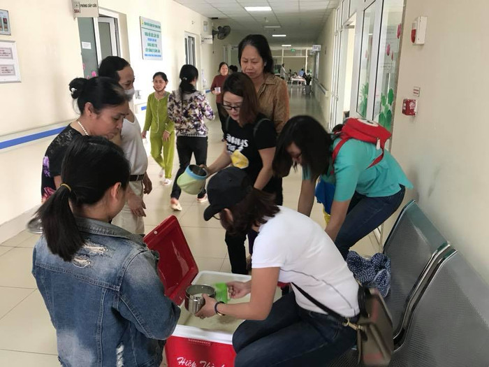 Một buổi phát cháo thiện nguyện định kỳ Chủ nhật hàng tuần tại Bệnh viện Châm cứu Trung ương. Ảnh: Nhân vật cung cấp Một buổi phát cháo thiện nguyện định kỳ Chủ nhật hàng tuần tại Bệnh viện Châm cứu Trung ương. Ảnh: Nhân vật cung cấp