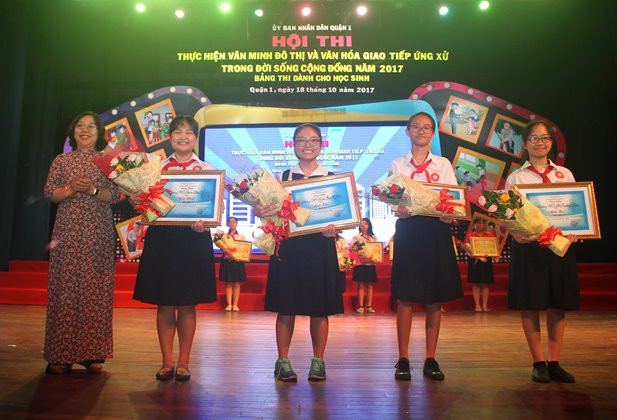 Học sinh phải tham gia nhiều hội thi. Ảnh mang tính minh hoạ: Nhahatbenthanh.com.vn Học sinh phải tham gia nhiều hội thi. Ảnh mang tính minh hoạ: Nhahatbenthanh.com.vn