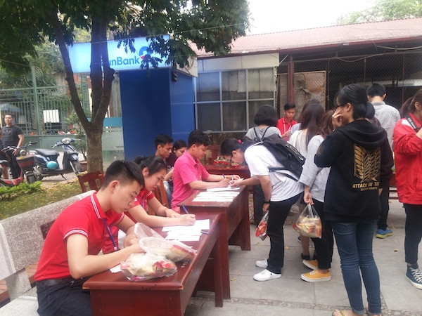 Hiến máu tình nguyện giúp thắp lên hy vọng cho người bệnh. (Ảnh: Kim Nhung) Hiến máu tình nguyện giúp thắp lên hy vọng cho người bệnh. (Ảnh: Kim Nhung)