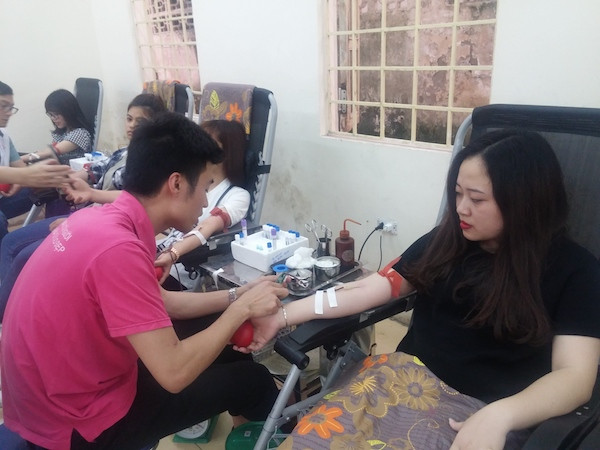 Người tham gia hiến máu sẽ giảm nguy cơ ứ đọng sắt, giảm nguy cơ mắc các bệnh tim mạch là cách để mỗi người tự kiểm tra và quan sát sức khỏe của mình. (Ảnh: Kim Nhung). Người tham gia hiến máu sẽ giảm nguy cơ ứ đọng sắt, giảm nguy cơ mắc các bệnh tim mạch là cách để mỗi người tự kiểm tra và quan sát sức khỏe của mình. (Ảnh: Kim Nhung).