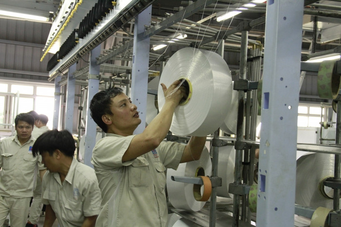 Các cuộn sợi được đưa lên giàn kéo. Các cuộn sợi được đưa lên giàn kéo.