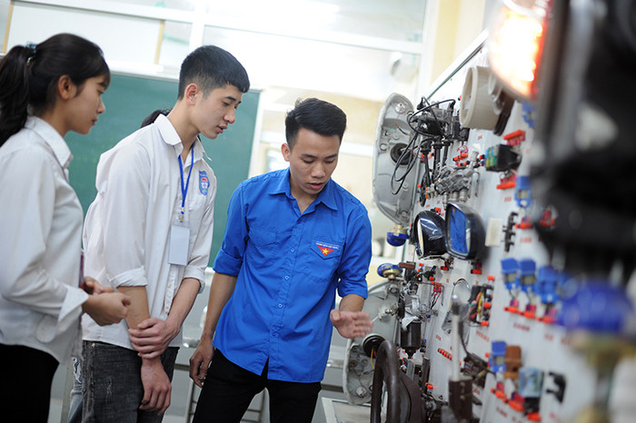 Học sinh trải nghiệm tại khoa Điện. Học sinh trải nghiệm tại khoa Điện.