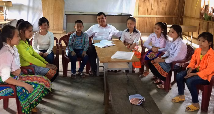 Lãnh đạo xã Cư Pui gặp gỡ, động viên những em có hoàn cảnh khó khăn bỏ học, đi lao động tại Thành phố Hồ Chí Minh ở nhà tiếp tục đi học