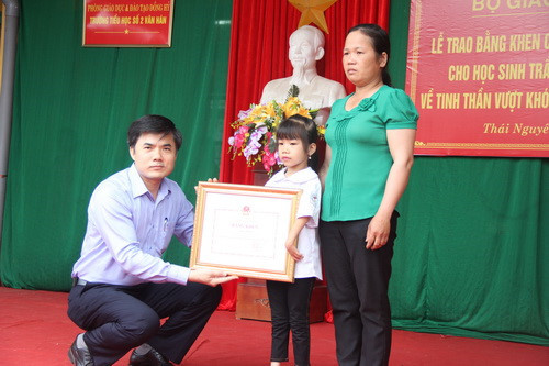 Ông Bùi Văn Linh - Phó vụ trưởng Phụ trách Vụ Giáo dục Chính trị và Công tác Học sinh, Sinh viên trao Bằng khen của Bộ trưởng Phùng Xuân Nhạ cho em Trần Thị Hoa Ông Bùi Văn Linh - Phó vụ trưởng Phụ trách Vụ Giáo dục Chính trị và Công tác Học sinh, Sinh viên trao Bằng khen của Bộ trưởng Phùng Xuân Nhạ cho em Trần Thị Hoa