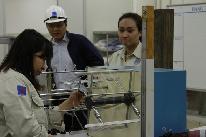 Kỹ sư PVTEX kiểm tra đánh giá tính chất cơ lý của sản phẩm sợi DTY. Kỹ sư PVTEX kiểm tra đánh giá tính chất cơ lý của sản phẩm sợi DTY.
