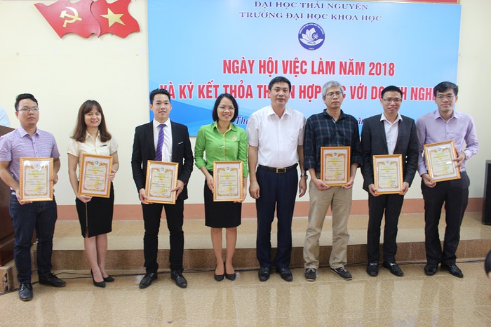 Phó giáo sư Nguyễn Văn Đăng – Phó Hiệu trưởng trao giấy chứng nhận tham dự Ngày hội việc làm năm 2018 cho các doanh nghiệp tham dự Phó giáo sư Nguyễn Văn Đăng – Phó Hiệu trưởng trao giấy chứng nhận tham dự Ngày hội việc làm năm 2018 cho các doanh nghiệp tham dự