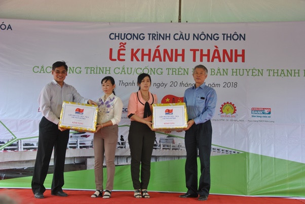 Đồng chí Từ Thành Nghĩa và đồng chí Vũ Nam Cường trao quà cho trường mầm non Tân Hiệp và Thuận Bình, huyện Thạnh Hóa Đồng chí Từ Thành Nghĩa và đồng chí Vũ Nam Cường trao quà cho trường mầm non Tân Hiệp và Thuận Bình, huyện Thạnh Hóa