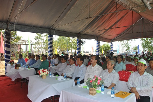 Các đồng chí lãnh đạo và người dân đến dự lễ bàn giao Các đồng chí lãnh đạo và người dân đến dự lễ bàn giao