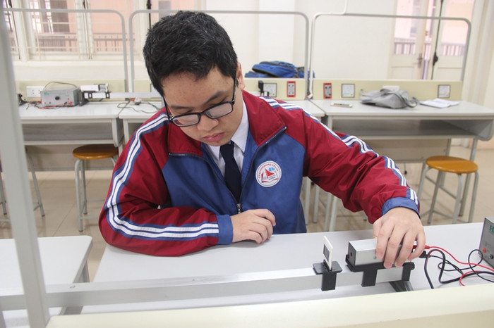 Lê Kỳ Nam hiện là học sinh lớp 12 Lý, Trường Trung học phổ thông Chuyên Hạ Long Lê Kỳ Nam hiện là học sinh lớp 12 Lý, Trường Trung học phổ thông Chuyên Hạ Long