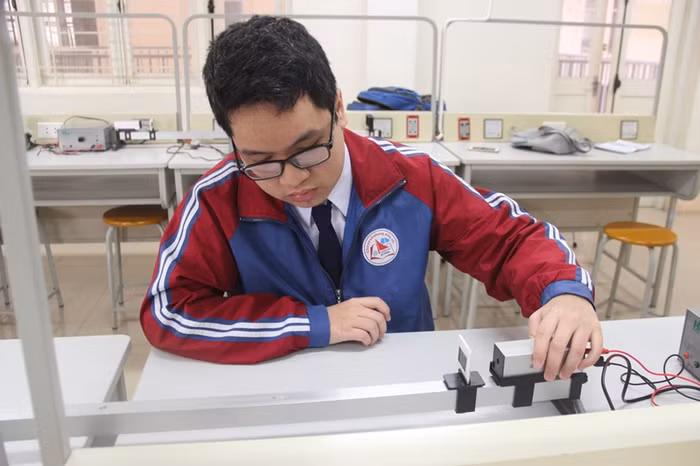 Lê Kỳ Nam hiện là học sinh lớp 12 Lý, Trường Trung học phổ thông Chuyên Hạ Long