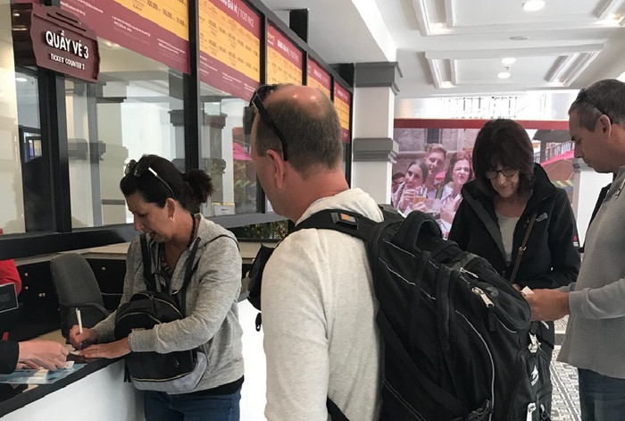 Quầy vé Tàu hỏa leo núi dài nhất Việt Nam trên đỉnh Fansipan thu hút đông du khách quốc tế Quầy vé Tàu hỏa leo núi dài nhất Việt Nam trên đỉnh Fansipan thu hút đông du khách quốc tế