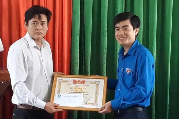 Sáng 4/4/2018, ông Lê Văn Châu - Phó Bí thư tỉnh đoàn Thanh Hóa, trao Bằng khen cho anh Lê Xuân Huân vì hành động dũng cảm cứu người. (Ảnh: Báo Lao động) Sáng 4/4/2018, ông Lê Văn Châu - Phó Bí thư tỉnh đoàn Thanh Hóa, trao Bằng khen cho anh Lê Xuân Huân vì hành động dũng cảm cứu người. (Ảnh: Báo Lao động)