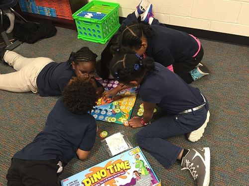 Học sinh Mỹ vừa học vừa chơi. Ảnh: Thu Hồng/ Giaoduc.net.vn Học sinh Mỹ vừa học vừa chơi. Ảnh: Thu Hồng/ Giaoduc.net.vn