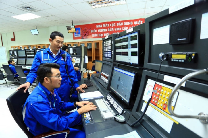 Người lao động Nhà máy Lọc dầu Dung Quất vận hành nhà máy từ Nhà điều khiển trung tâm. Người lao động Nhà máy Lọc dầu Dung Quất vận hành nhà máy từ Nhà điều khiển trung tâm.