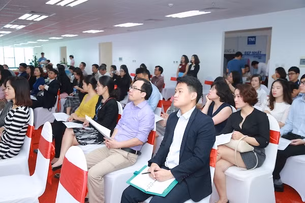 Đông đảo khách hàng quan tâm tới buổi hội thảo. Đông đảo khách hàng quan tâm tới buổi hội thảo.