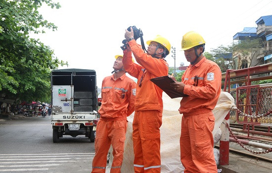 Nhân viên điện lực sử dụng Camera nhiệt để xác định nhiệt độ trên đường dây tại mối nối các điểm tiếp xúc xác định khả năng gây ra sự cố để bảo dưỡng duy tu bảo đảm không xảy ra sự cố. Ảnh: EVNNPC. Nhân viên điện lực sử dụng Camera nhiệt để xác định nhiệt độ trên đường dây tại mối nối các điểm tiếp xúc xác định khả năng gây ra sự cố để bảo dưỡng duy tu bảo đảm không xảy ra sự cố. Ảnh: EVNNPC.