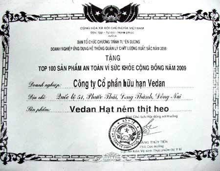 Giấy chứng nhận "an toàn vì sức khỏe cộng đồng" cho sản phẩm của Vedan mang chữ ký của Phó chủ tịch hội đồng xét thưởng. Ảnh: T.N/ VnExpress.net Giấy chứng nhận "an toàn vì sức khỏe cộng đồng" cho sản phẩm của Vedan mang chữ ký của Phó chủ tịch hội đồng xét thưởng. Ảnh: T.N/ VnExpress.net