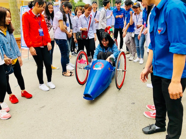 Học sinh được trải nghiệm với xe sinh thái tiết kiệm nhiên liệu của khoa Ô tô. Học sinh được trải nghiệm với xe sinh thái tiết kiệm nhiên liệu của khoa Ô tô.