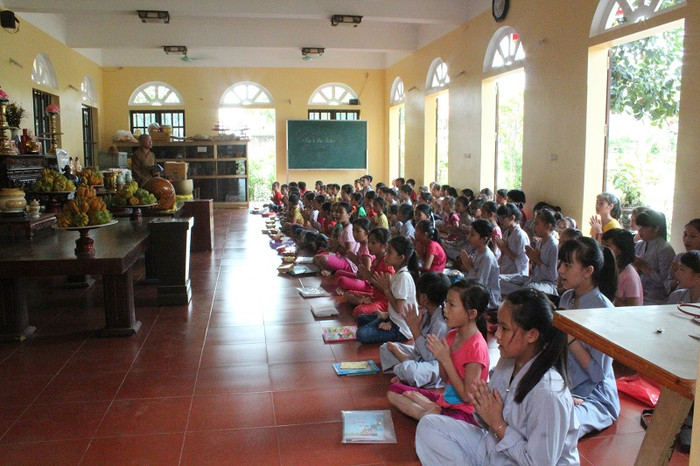 Các em học sinh nghiêm túc nghe thầy dạy Đạo hiếu. (Ảnh nhà chùa cung cấp) Các em học sinh nghiêm túc nghe thầy dạy Đạo hiếu. (Ảnh nhà chùa cung cấp)