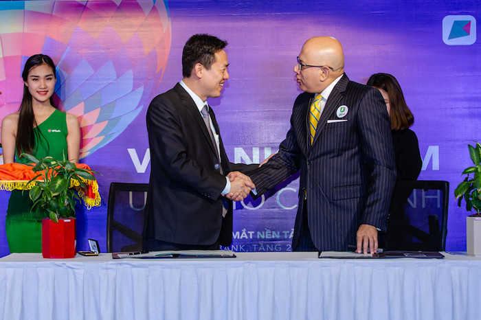 Ông Sandeep Madhav Deobhakta - Giám đốc Khối Khách hàng Cá nhân ký kết biên bản thỏa thuận Ông Sandeep Madhav Deobhakta - Giám đốc Khối Khách hàng Cá nhân ký kết biên bản thỏa thuận