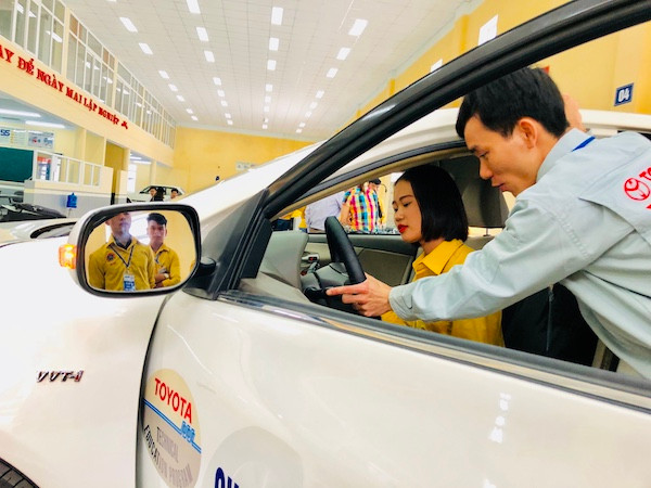 Học sinh trải nghiệm tại khoa ô tô. Học sinh trải nghiệm tại khoa ô tô.