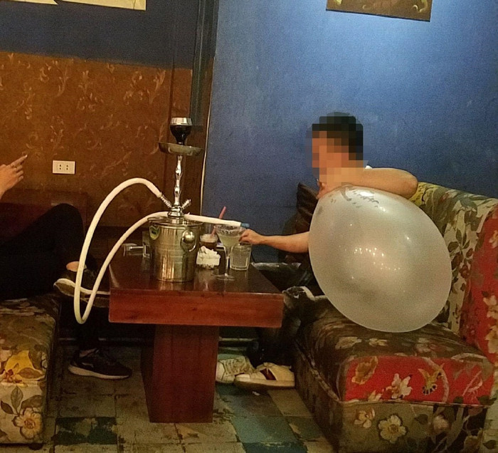 Những người sử dụng bóng cười dường như có xu hướng đang ngày càng “trẻ hóa”. (Ảnh: Thanh Huyền - Minh Nguyệt)
