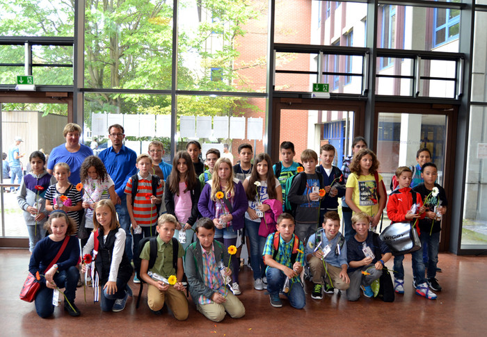 Lớp 5a, trường Gymnasium công lập với 1 thầy và 1 cô giáo chủ nhiệm Lớp 5a, trường Gymnasium công lập với 1 thầy và 1 cô giáo chủ nhiệm