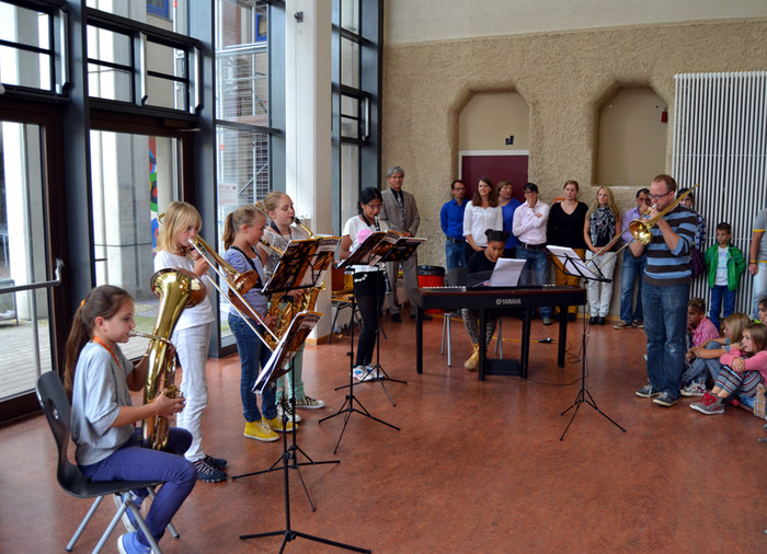 Hòa nhạc của khối 6, Gymnasium tư thục dưới sự chỉ huy của thầy giáo dạy nhạc Hòa nhạc của khối 6, Gymnasium tư thục dưới sự chỉ huy của thầy giáo dạy nhạc