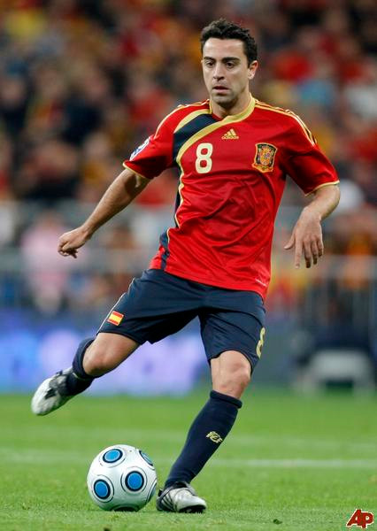 Dù đã sa sút rất nhiều nhưng Xavi vẫn là "Trái tim" của các nhà ĐKVĐ Tây Ban Nha, tiền vệ Barca là cầu thủ có tỷ lệ chuyền bóng thành công lên đến 93.3%. Muốn bảo về thành công ngôi vô địch Tây Ban Nha trông cậy rất nhiều vào nhà kiến thiết đại tài này.