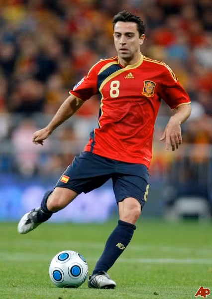 Dù đã sa sút rất nhiều nhưng Xavi vẫn là "Trái tim" của các nhà ĐKVĐ Tây Ban Nha, tiền vệ Barca là cầu thủ có tỷ lệ chuyền bóng thành công lên đến 93.3%. Muốn bảo về thành công ngôi vô địch Tây Ban Nha trông cậy rất nhiều vào nhà kiến thiết đại tài này.