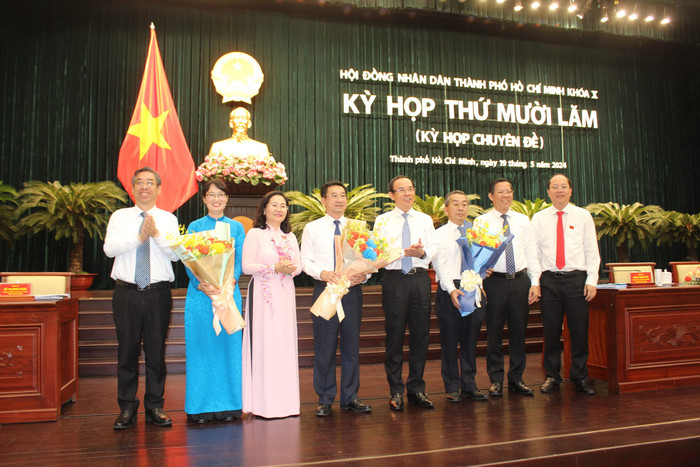 Thường trực Thành ủy Thành phố Hồ Chí Minh trao hoa chúc mừng bà Trần Thị Diệu Thúy, ông Dương Ngọc Hải (thứ 4, trái sang) - ảnh: CTV. gdvn_HDNDTPHCM.jpg