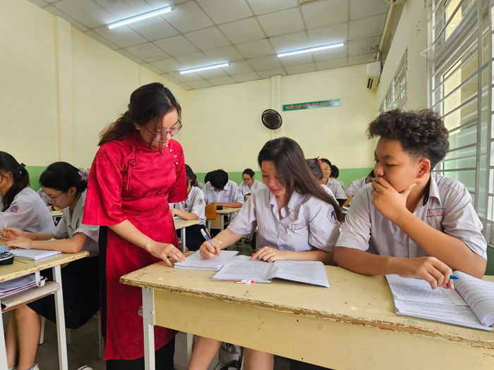 Giáo viên Trường trung học cơ sở Văn Lang hướng dẫn học sinh lớp 9 ôn tập (ảnh: V.D) gdvn_VanLangontap.jpg