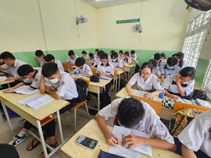 Học sinh lớp 9 Trường trung học cơ sở Văn Lang ôn tập cho kỳ thi tuyển sinh vào lớp 10 (Ảnh: V.D) gdvn_hsVLangontap.jpg