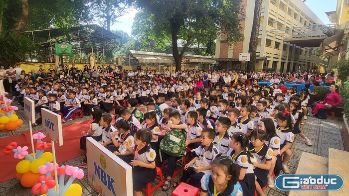 Học sinh lớp 1 Trường tiểu học Nguyễn Bỉnh Khiêm, Quận 1 tựu trường năm học 2023 - 2024 (Ảnh minh họa: V.D) gdvn-hstuutruongnbk.jpg