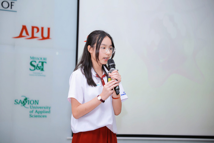 Không chỉ học giỏi, Trâm Anh còn thể hiện tài năng của mình trong các cuộc thi (ảnh: CTV) TramAnhAChau2.jpg