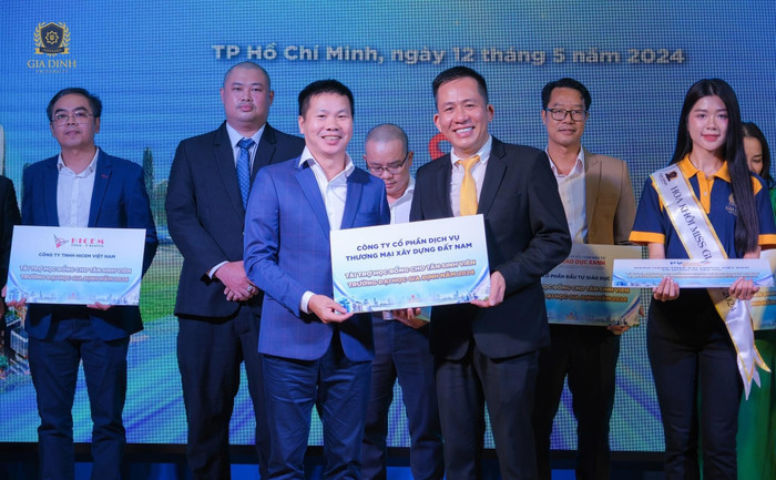 Thạc sĩ Trịnh Hữu Chung (phải) tiếp nhận tài trợ học bổng từ các doanh nghiệp tại buổi lễ (Ảnh: GDU) taitrohocbongGDU.jpg