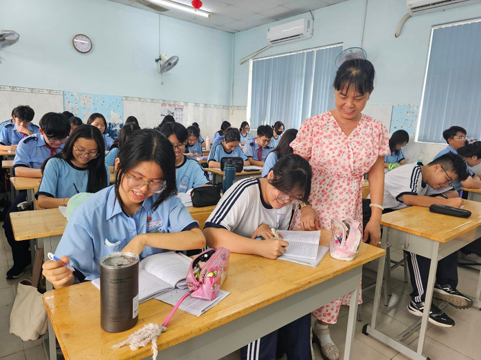 Học sinh lớp 9 Trường trung cơ sở Bình Tây, Quận 6 chăm chỉ học ôn trước ngày thi tuyển sinh vào lớp 10 (ảnh: V.D) gdvn_BinhTayontap.jpg