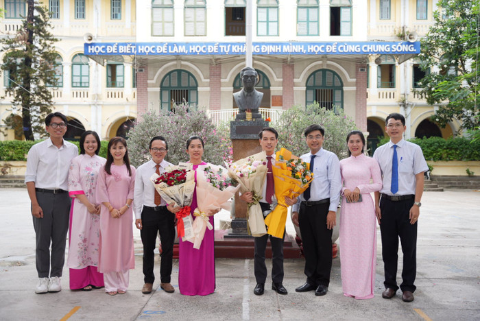 Hiệu trưởng của hai trường sau khi được tách ra từ Trường trung học phổ thông chuyên Trần Đại Nghĩa (ảnh: CTV) gdvn_Htr2trTDN.jpg